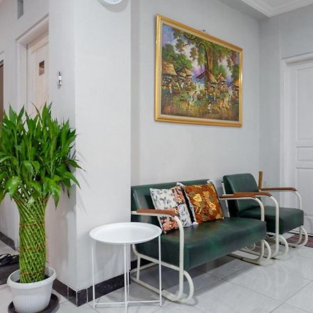 Reddoorz Near Jalan Adi Sucipto Solo Otel Dış mekan fotoğraf