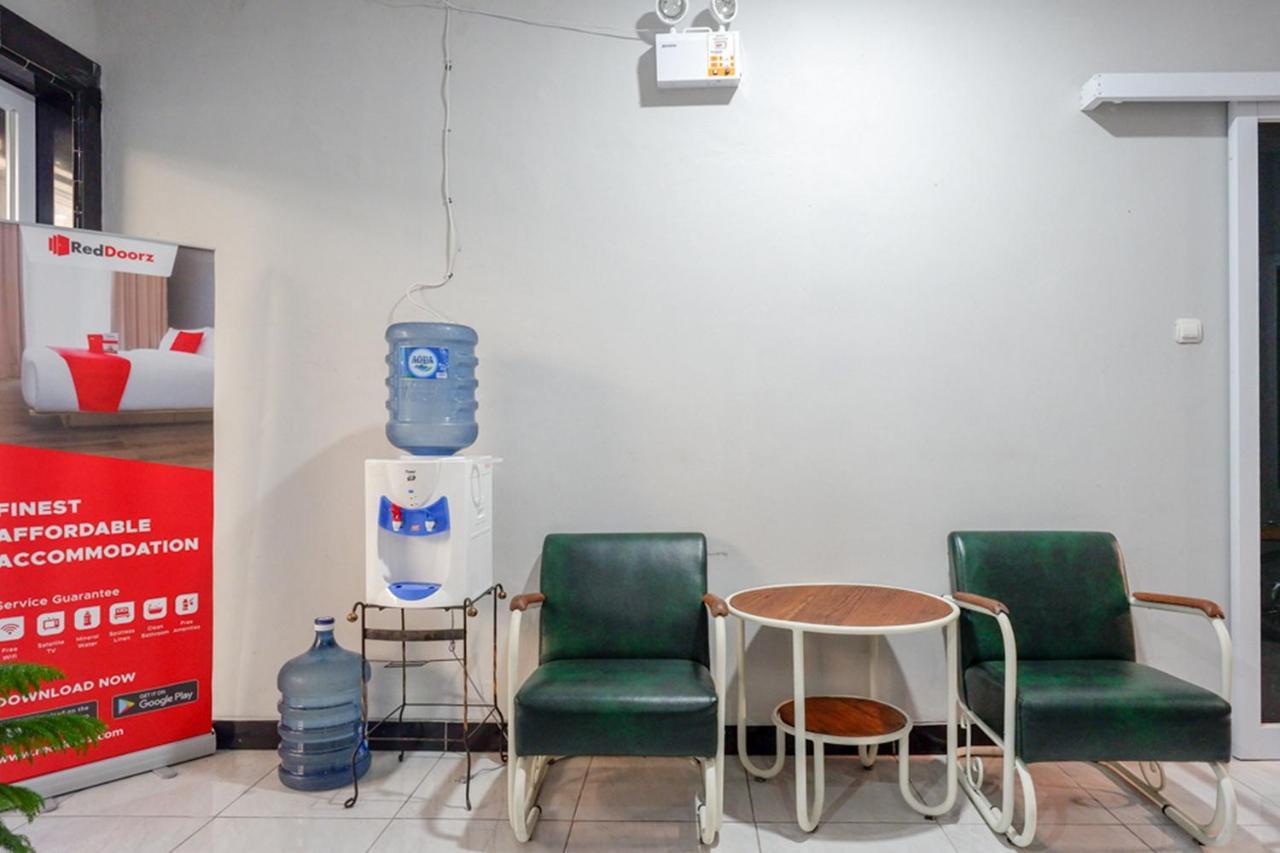 Reddoorz Near Jalan Adi Sucipto Solo Otel Dış mekan fotoğraf