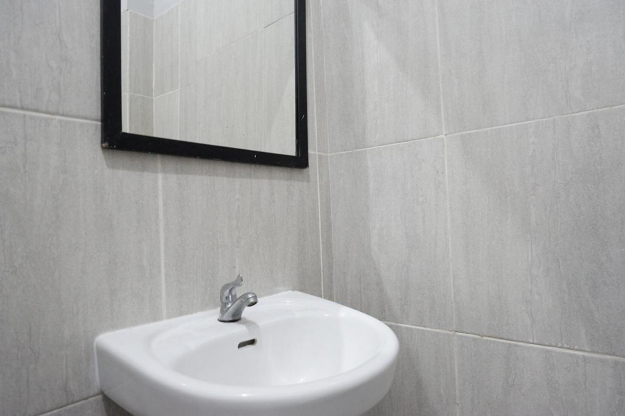 Reddoorz Near Jalan Adi Sucipto Solo Otel Dış mekan fotoğraf