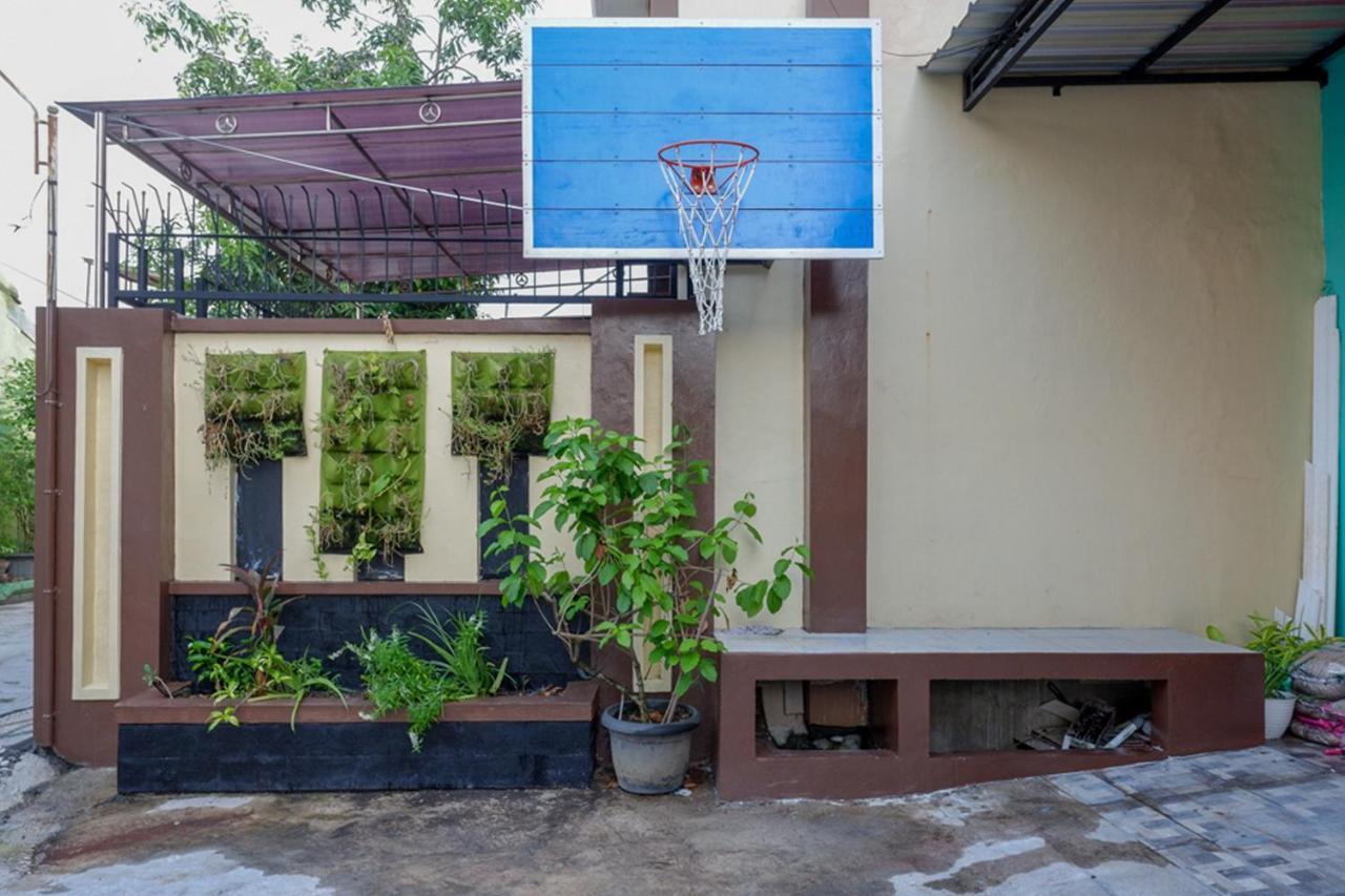 Reddoorz Near Jalan Adi Sucipto Solo Otel Dış mekan fotoğraf