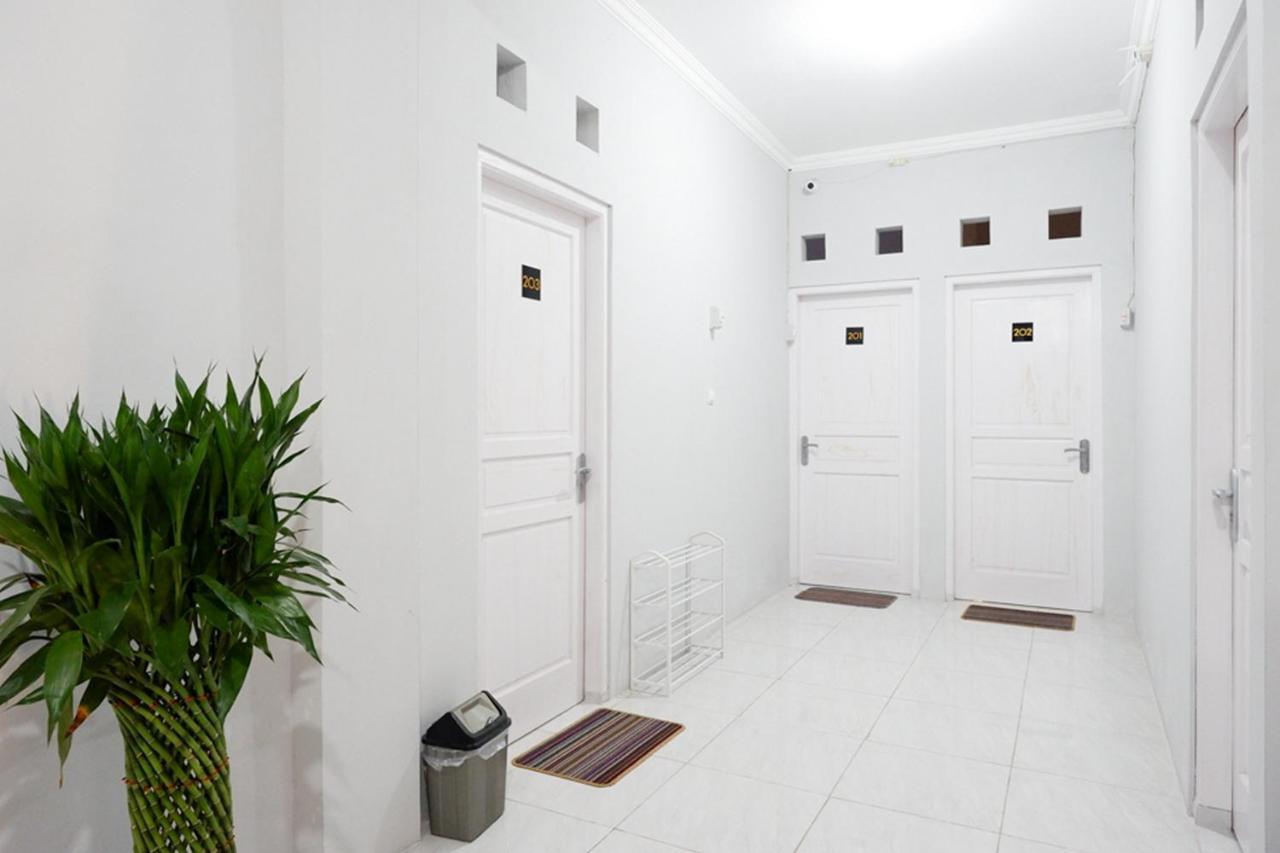 Reddoorz Near Jalan Adi Sucipto Solo Otel Dış mekan fotoğraf